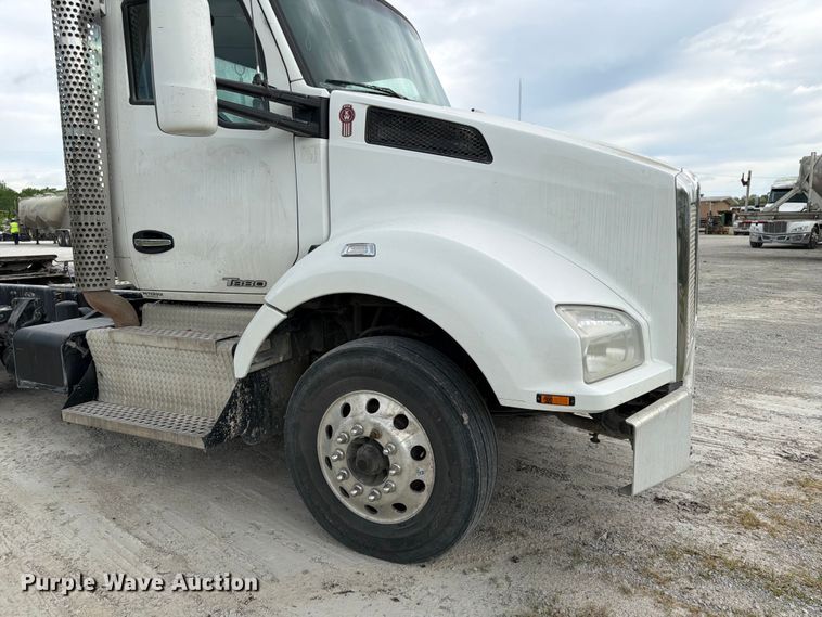 image for item EL0111 2016 Kenworth T880 semi truck