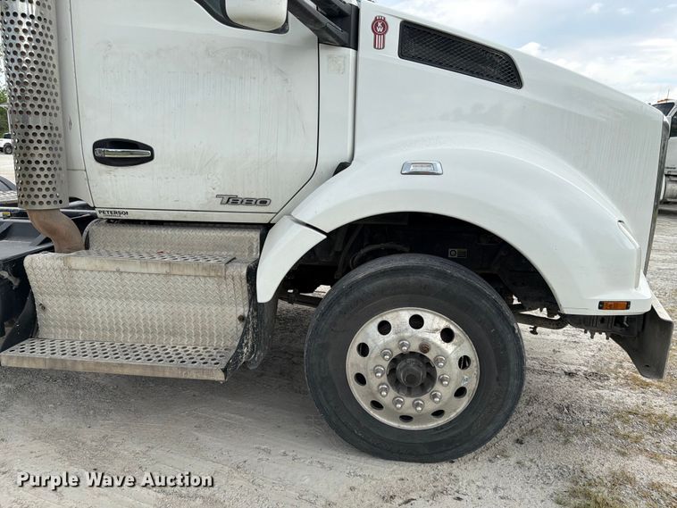 image for item EL0111 2016 Kenworth T880 semi truck