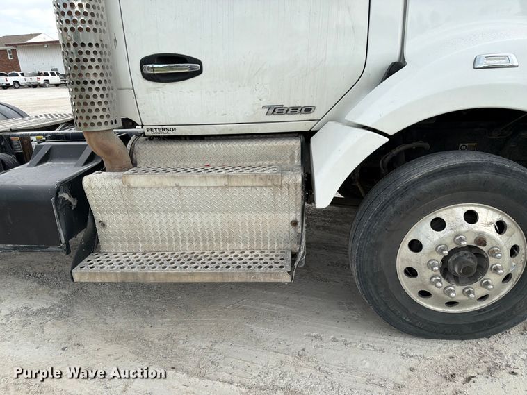 image for item EL0111 2016 Kenworth T880 semi truck