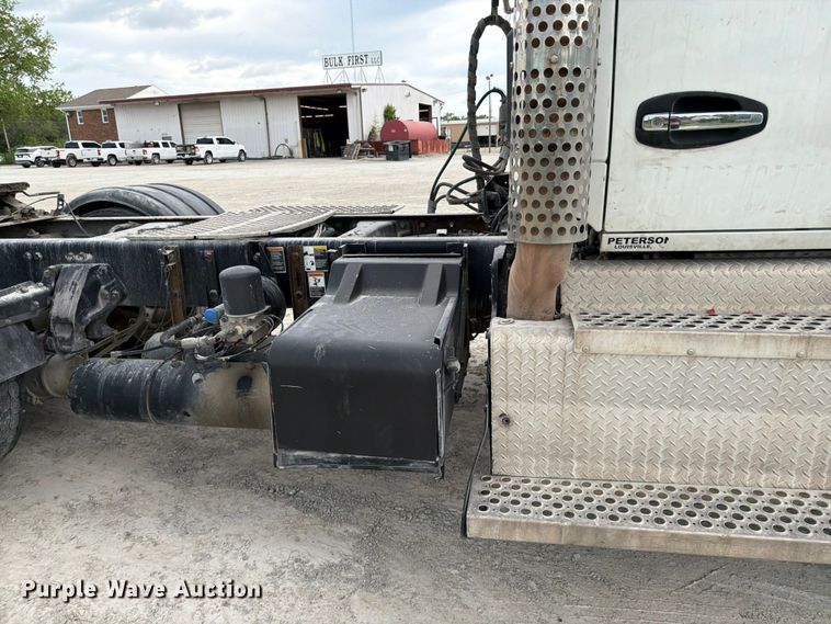 image for item EL0111 2016 Kenworth T880 semi truck