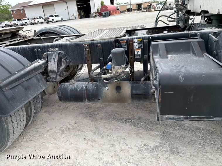 image for item EL0111 2016 Kenworth T880 semi truck