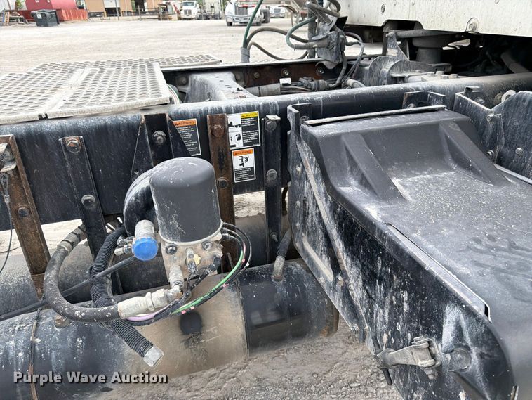 image for item EL0111 2016 Kenworth T880 semi truck