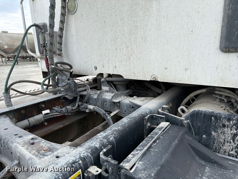 image for item EL0111 2016 Kenworth T880 semi truck
