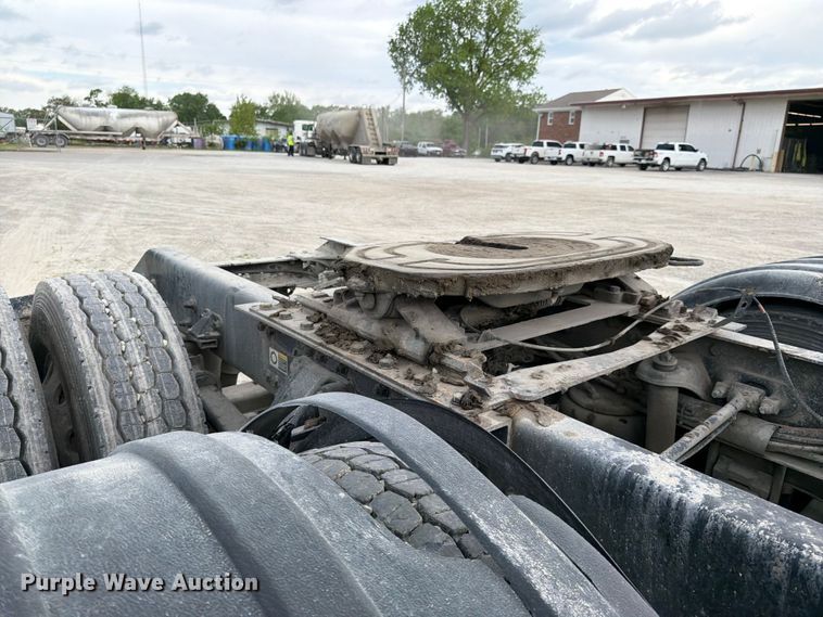 image for item EL0111 2016 Kenworth T880 semi truck