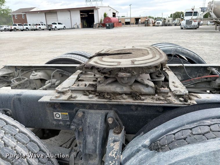 image for item EL0111 2016 Kenworth T880 semi truck