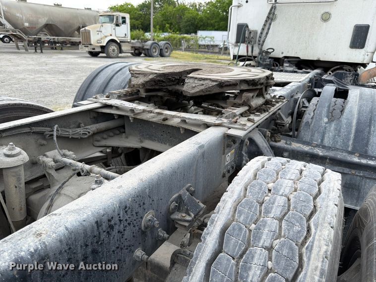 image for item EL0111 2016 Kenworth T880 semi truck