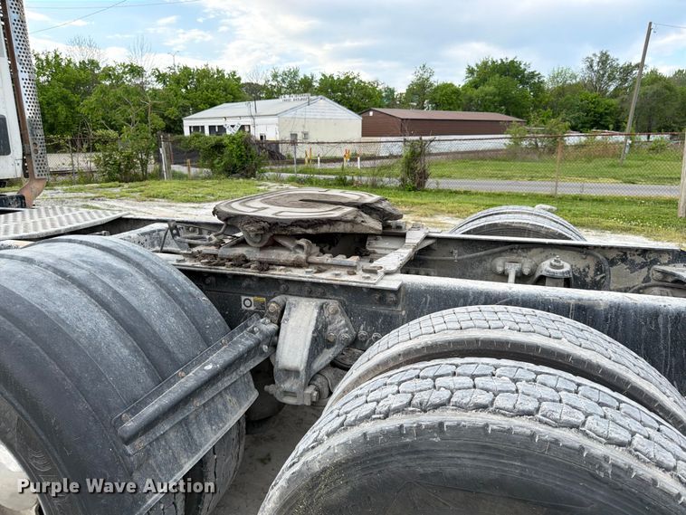 image for item EL0111 2016 Kenworth T880 semi truck