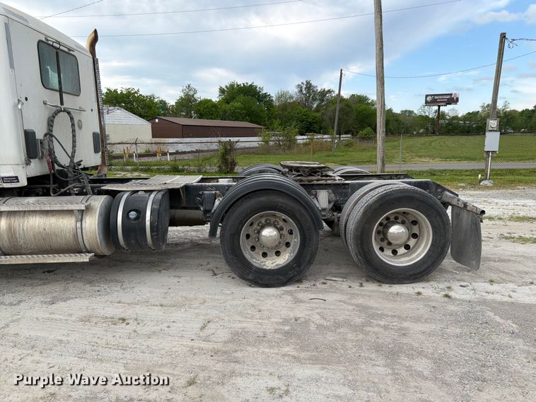 image for item EL0111 2016 Kenworth T880 semi truck