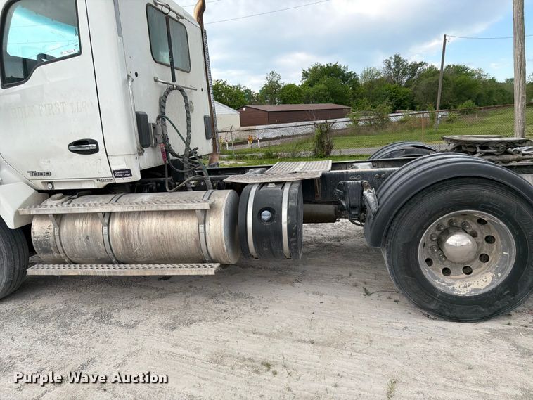 image for item EL0111 2016 Kenworth T880 semi truck