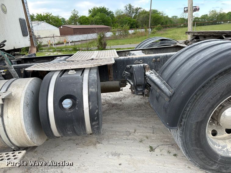 image for item EL0111 2016 Kenworth T880 semi truck