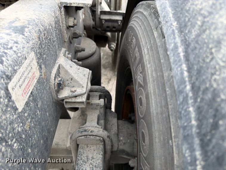 image for item EL0111 2016 Kenworth T880 semi truck