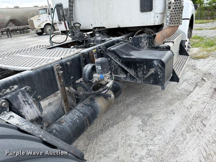 image for item EL0111 2016 Kenworth T880 semi truck