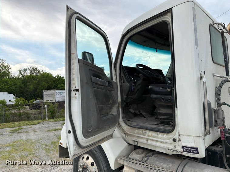 image for item EL0111 2016 Kenworth T880 semi truck