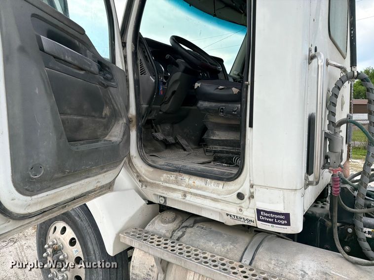 image for item EL0111 2016 Kenworth T880 semi truck