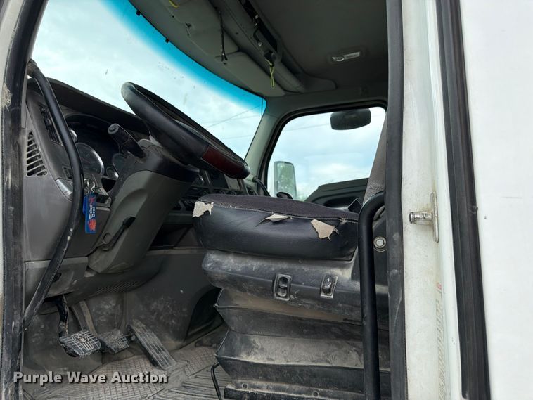 image for item EL0111 2016 Kenworth T880 semi truck