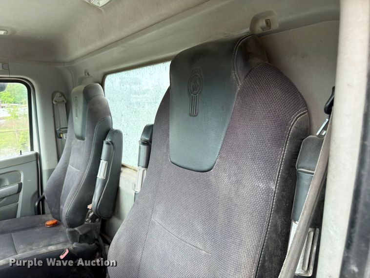 image for item EL0111 2016 Kenworth T880 semi truck