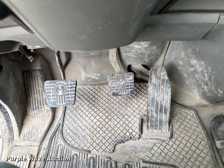 image for item EL0111 2016 Kenworth T880 semi truck