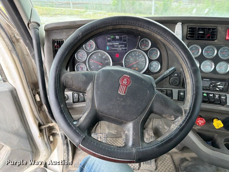 image for item EL0111 2016 Kenworth T880 semi truck