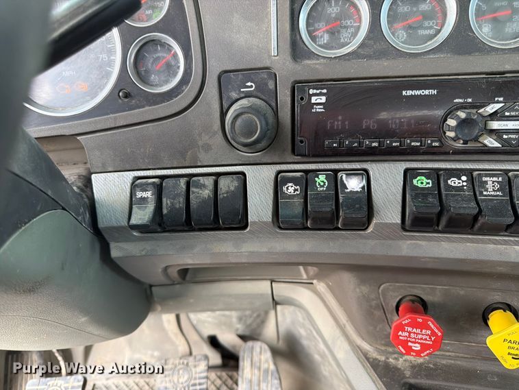 image for item EL0111 2016 Kenworth T880 semi truck