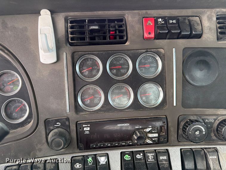 image for item EL0111 2016 Kenworth T880 semi truck