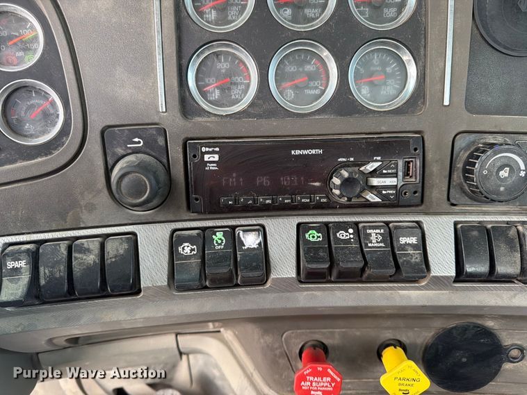 image for item EL0111 2016 Kenworth T880 semi truck