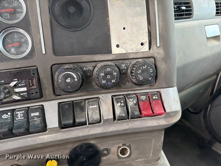 image for item EL0111 2016 Kenworth T880 semi truck