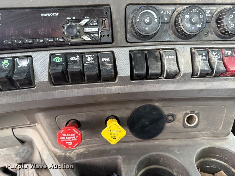 image for item EL0111 2016 Kenworth T880 semi truck