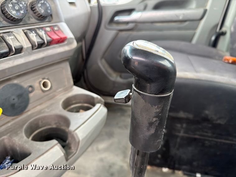 image for item EL0111 2016 Kenworth T880 semi truck