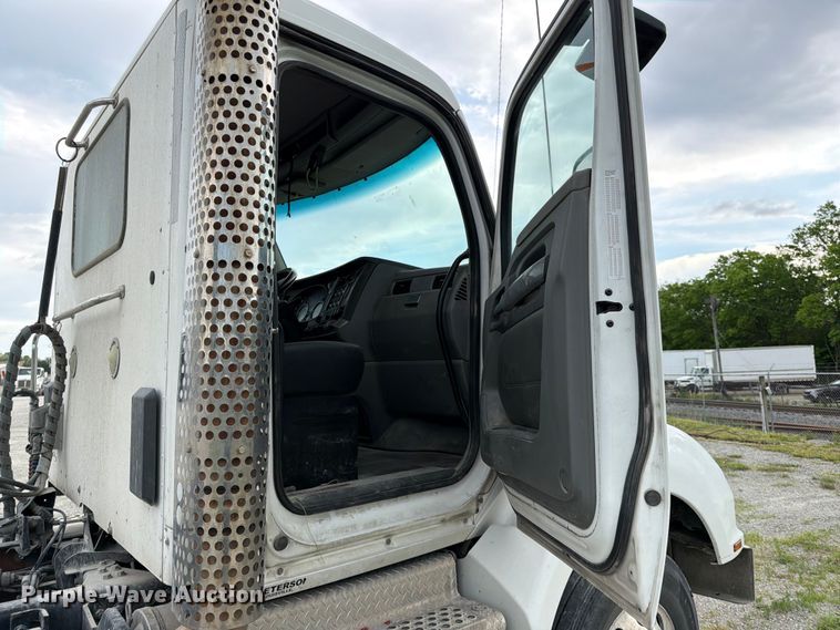 image for item EL0111 2016 Kenworth T880 semi truck