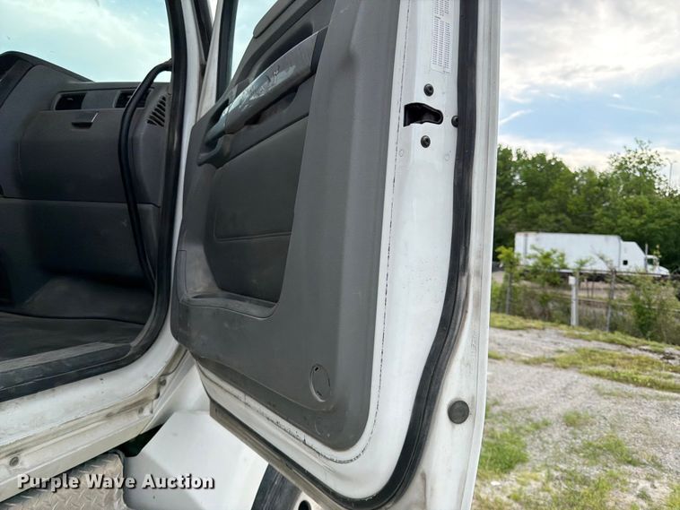 image for item EL0111 2016 Kenworth T880 semi truck