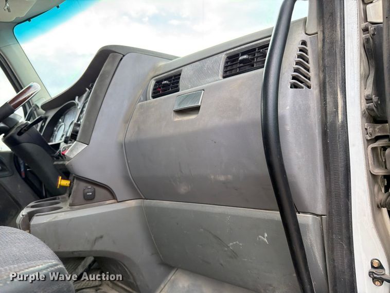 image for item EL0111 2016 Kenworth T880 semi truck