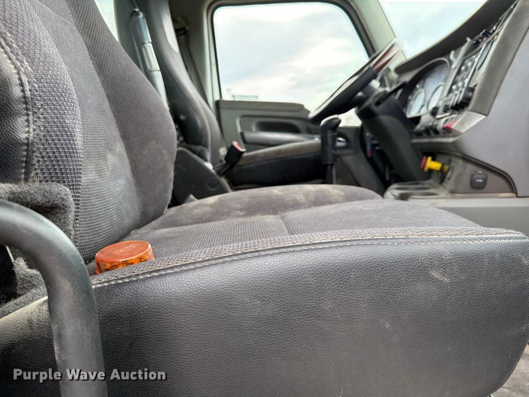 image for item EL0111 2016 Kenworth T880 semi truck