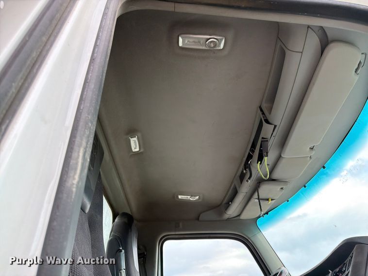 image for item EL0111 2016 Kenworth T880 semi truck