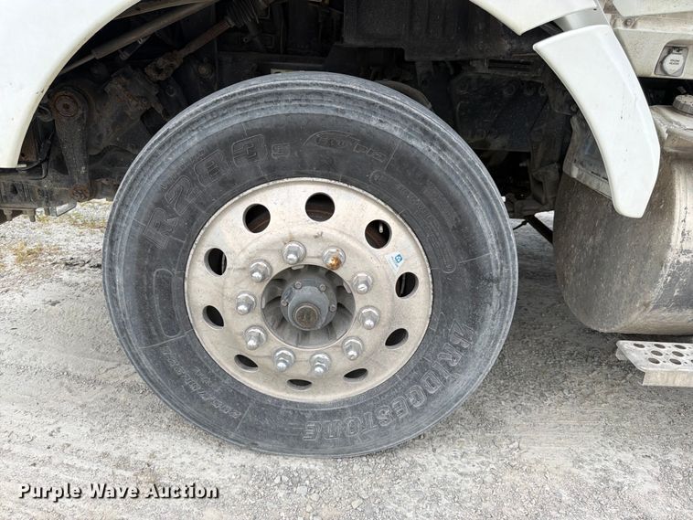 image for item EL0111 2016 Kenworth T880 semi truck