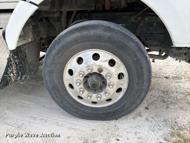 image for item EL0111 2016 Kenworth T880 semi truck