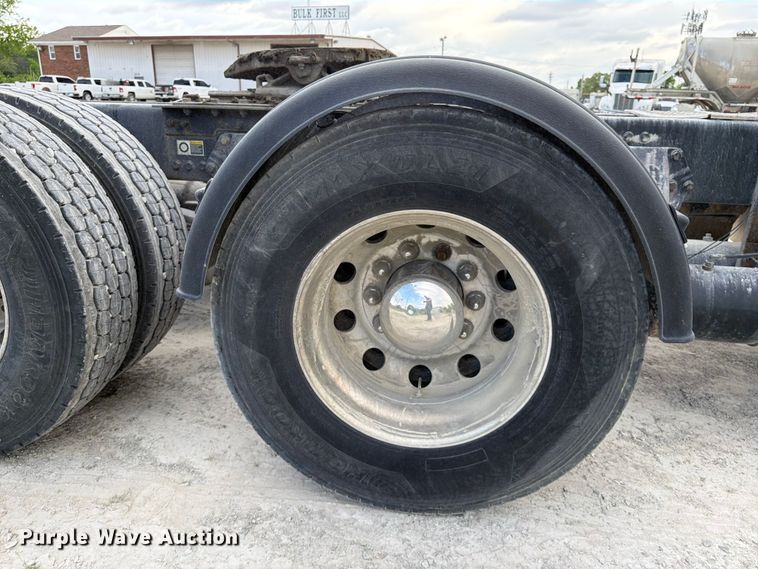 image for item EL0111 2016 Kenworth T880 semi truck