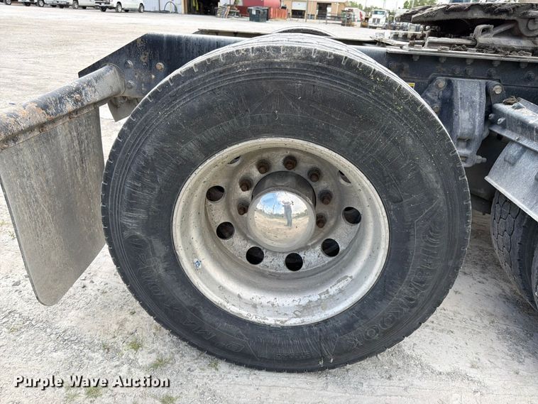 image for item EL0111 2016 Kenworth T880 semi truck