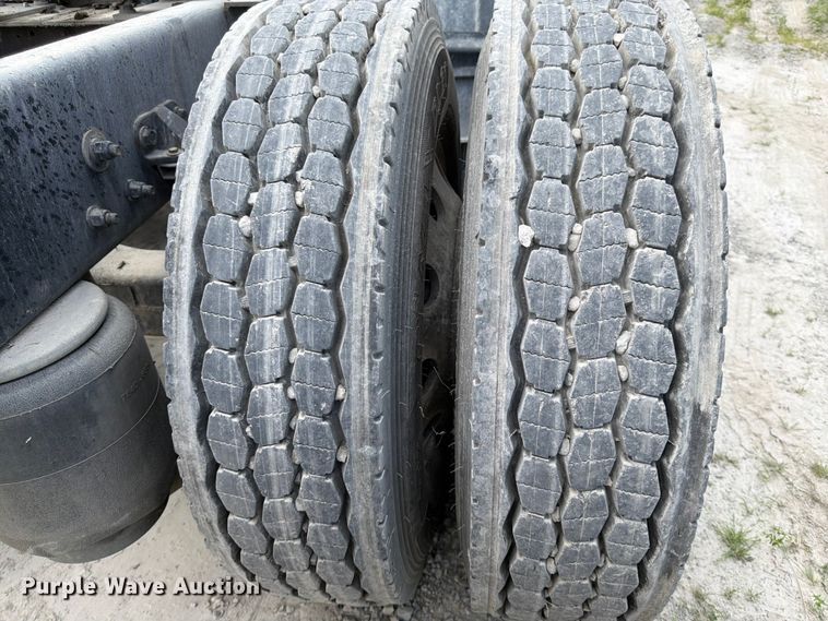 image for item EL0111 2016 Kenworth T880 semi truck