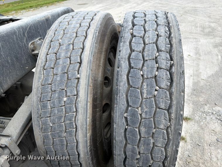 image for item EL0111 2016 Kenworth T880 semi truck