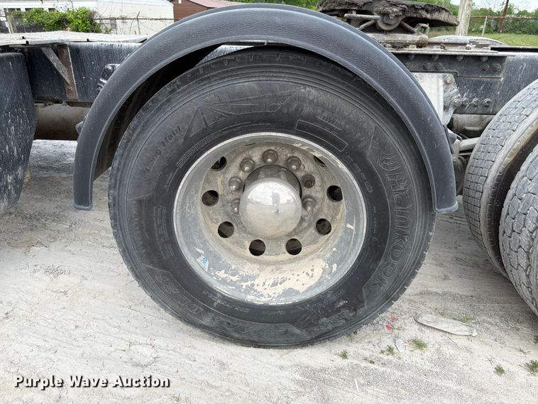 image for item EL0111 2016 Kenworth T880 semi truck