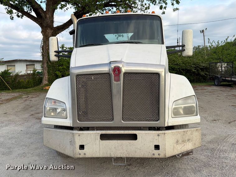 image for item EL0112 2016 Kenworth T880 semi truck