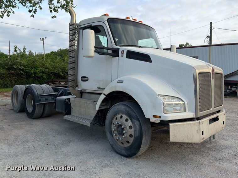 image for item EL0112 2016 Kenworth T880 semi truck