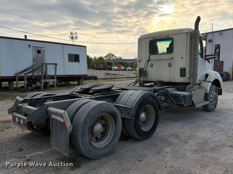 image for item EL0112 2016 Kenworth T880 semi truck