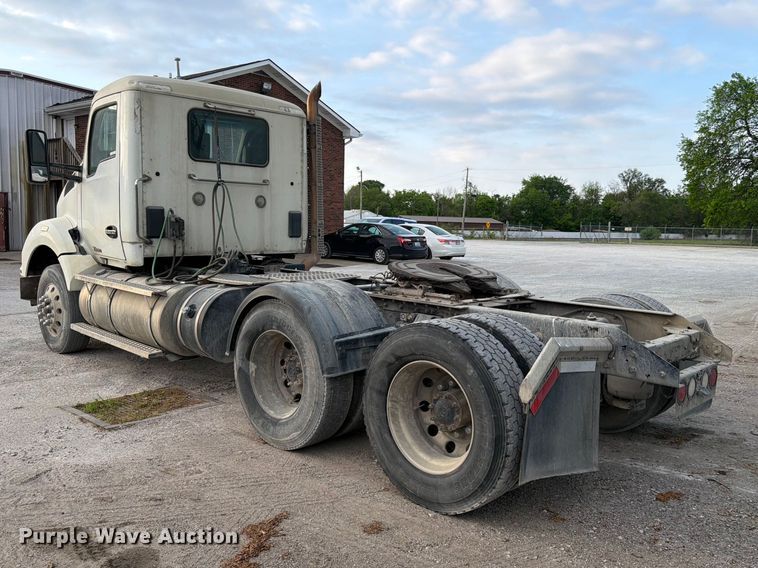 image for item EL0112 2016 Kenworth T880 semi truck