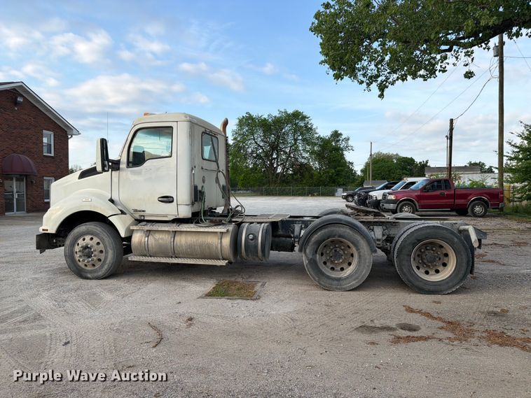 image for item EL0112 2016 Kenworth T880 semi truck