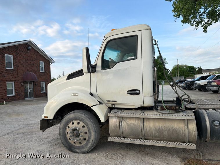 image for item EL0112 2016 Kenworth T880 semi truck