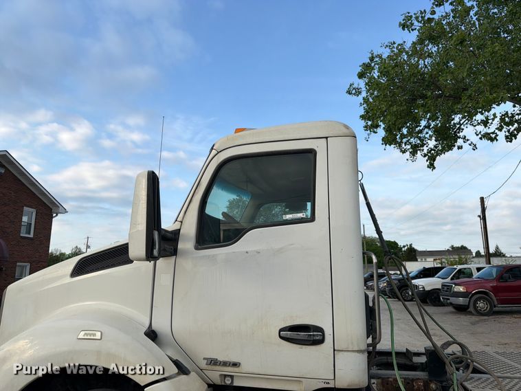 image for item EL0112 2016 Kenworth T880 semi truck