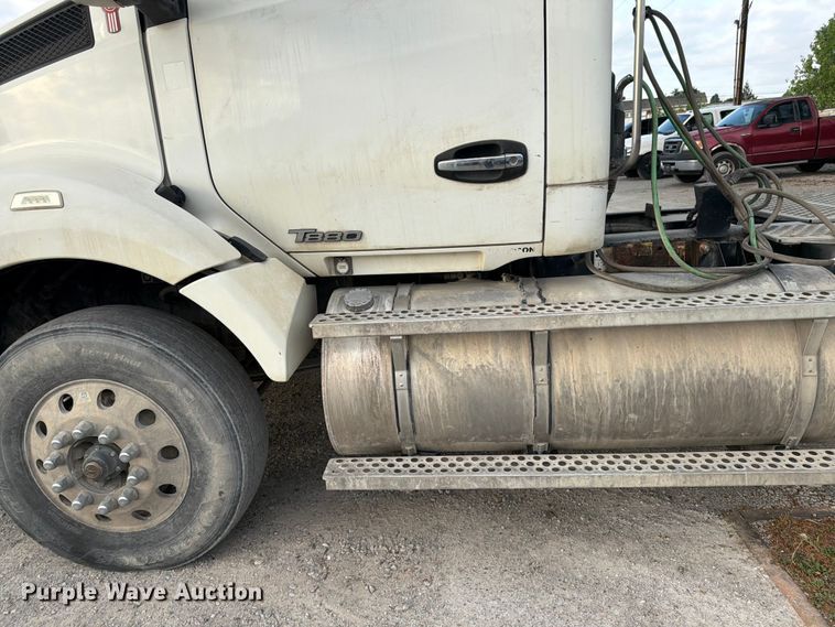 image for item EL0112 2016 Kenworth T880 semi truck