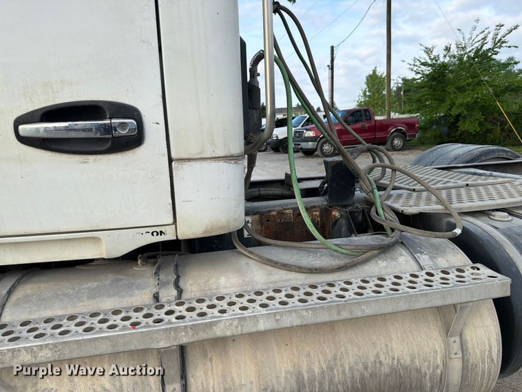 image for item EL0112 2016 Kenworth T880 semi truck