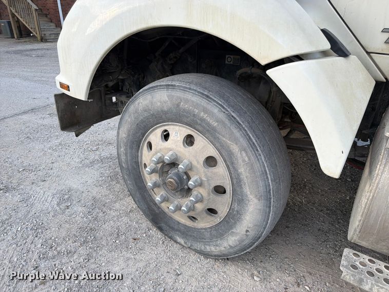 image for item EL0112 2016 Kenworth T880 semi truck